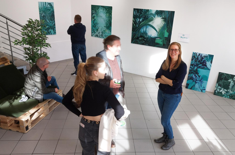 Besucher während meiner Ausstellung im Kultur-Lokal-Fürth. Zwei betrachten gerade Bilder der Naturmalerei-mit zwei anderen Besuchern bin ich gerade im Gespräch.